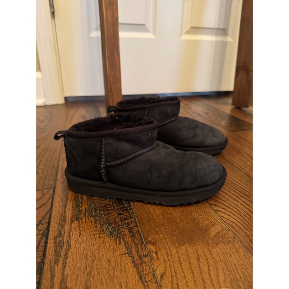 UGG Kids Classic Ultra Mini Black Suede Sheepskin Lined Boots Size 2 - Picture 3 of 6